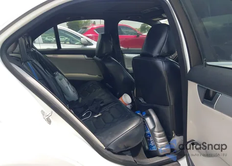 2012 Mercedes-Benz C 250 Luxury/Sport z USA, uszkodzony, nr VIN WDDGF4HB4CR235078